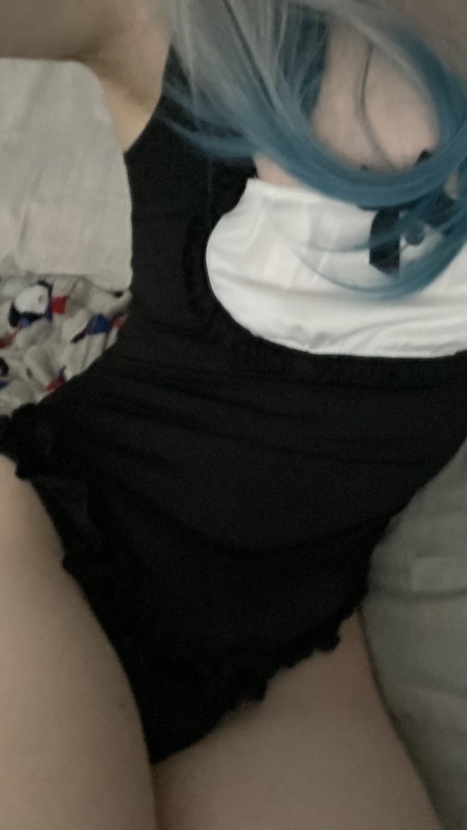 vanya4u2's tweet photo. femboy for christmas 🎄✨ https://t.co/98wks074xi