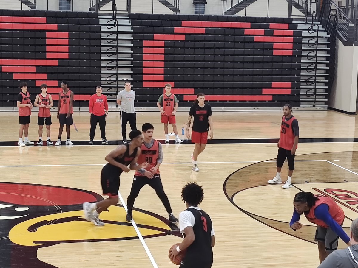 One of my favorite practices of the year, "The Annual  GRC Basketball Christmas Gift Exchange". We even had some special guests come back and join us today. 

Merry Christmas from our family to yours! <a href="/WinCity_BBall/">GRC Basketball</a>

#WinCity #GoCards #Family