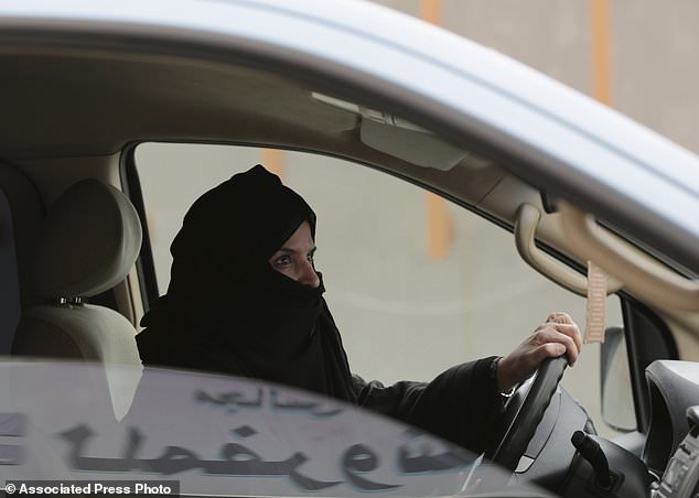URDailyHistory's tweet image. 28 Dec 2013: In Jeddah, Saudi Arabia, #police pull over a woman after she began #driving a car. #Activists had called for a challenge to the driving ban for women in the country. #SaudiArabia #History #WomensRights #otd #ad amzn.to/3jrjJuR