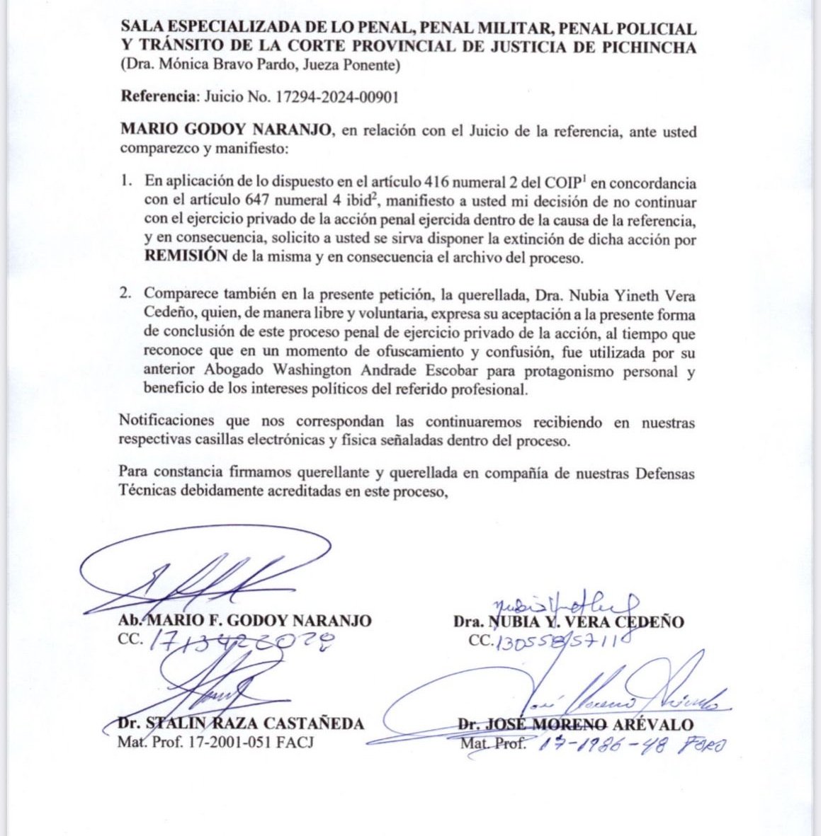 saritortiz's tweet photo. La jueza Mónica Bravo Pardo tenía una declaratoria de error inexcusable emitida por la Corte Constitucional (CC). El 23 de julio de 2025, Mario Godoy presidió el pleno en el que se salvó a Bravo, pese a que según la CC, la magistrada violó la seguridad jurídica, la legalidad y la separación de poderes, al aceptar una acción de protección presentada por Wilman Terán.
En ese pleno, Godoy dijo tener un conflicto de interés con la jueza Bravo, porque conocía la denuncia por calumnia que él había presentado contra la jueza Nubia Vera. Sin embargo, no se apartó del caso ni principalizó a su alterno. Simplemente permaneció para dar quórum y permitir que resolvieran las vocales Goyes y Yupangui.
El caso fue puesto en el orden del día el mismo día en que prescribía. Como ambas vocales estaban en desacuerdo, finalmente Yupangui señaló que, para evitar que el caso quedara en la impunidad (como luego pasó con el expediente de Fabián Fabara), resolvieron sancionar a la jueza con un mes sin sueldo.
Y aquí pueden leer más 
https://t.co/SCZzebmUaE