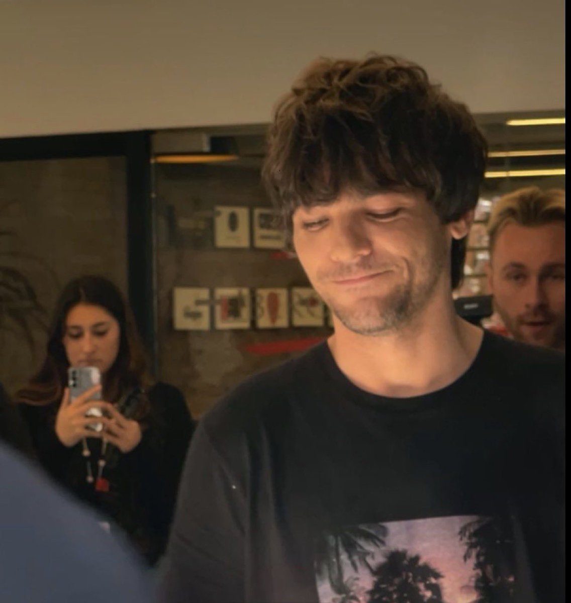 happy birthday to my favorite person in the world, the man who saved me with his music and his everything without even knowing it.
hope that you really realise how important and special you are to everyone. always so so so proud of you, louis tomlinson❤️