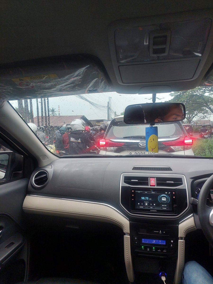 heriantop2's tweet photo. @DishubBekasi @PolresBekasi 
pak mohon dibantu atur lalu lintas di perempatan jln jarakosta (pinggir kalimalang) dr cibitung menuju cikarang, jalan stuck krn saling serobot cc @RadioElshinta https://t.co/CMJbSaBm6a