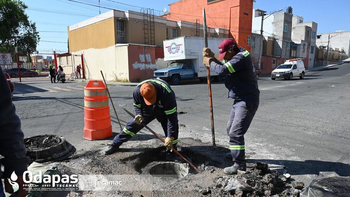AyuntaTec2025's tweet photo. El equipo operativo de ODAPAS Tecámac realizó la reparación de un brocal en mal estado, contribuyendo a mejorar la seguridad y las condiciones de la vialidad. 🚧

#ODAPAS #Tecámac https://t.co/FZib7satZ1