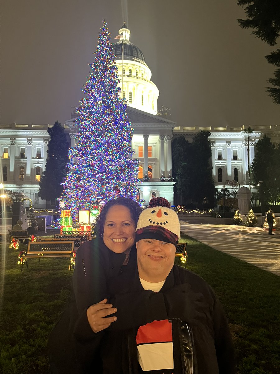 This year’s Capitol Tree lighting brought holiday cheer to the West Lawn! Californians gathered to celebrate a tradition dating back to 1983, enjoying Christmas trees festively decorated by the 21 regional centers throughout California. bit.ly/4s9DjL2