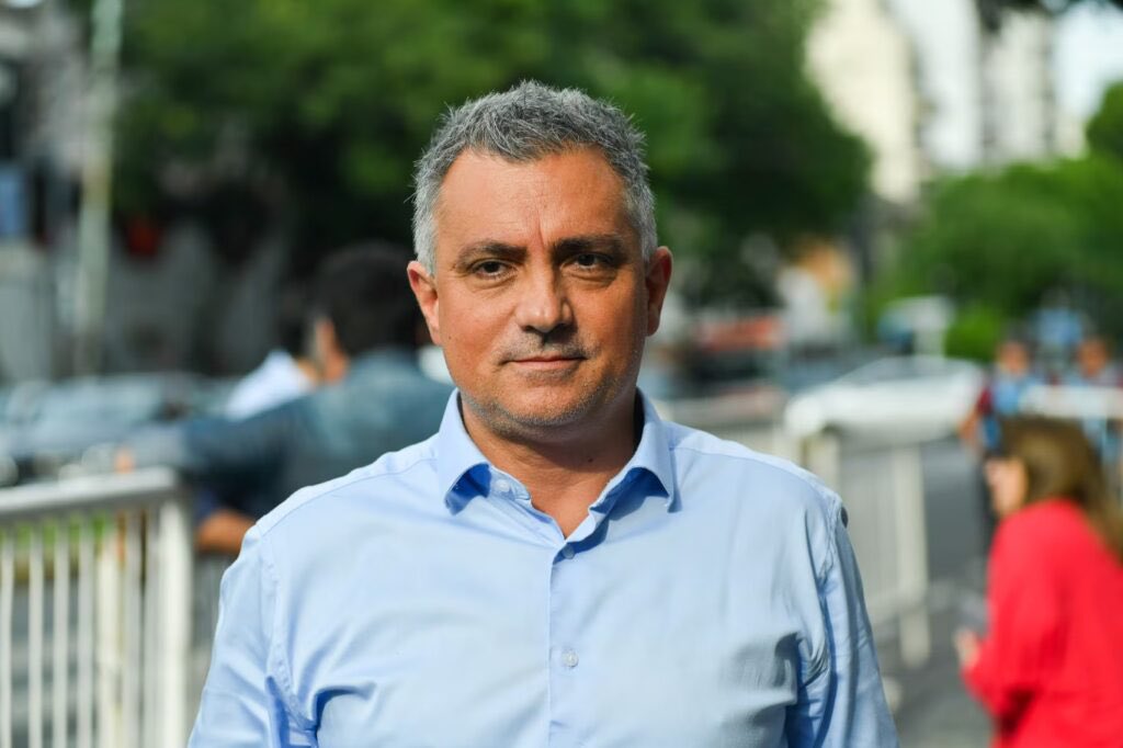 🗳️ Estos fueron los 20 nombres que presentó Manuel Agote en la Asamblea de ayer:

1.Manuel Agote – Presidente
2.Sebastián Pareja – Vicepresidente
3.Leonardo Della Bitta – Vocal 1
4.Juan Ernesto Curutchet – Vocal 2
5.Lucía Florentina Rojas – Vocal 3
6.Guillermo Zuccolo – Vocal 4