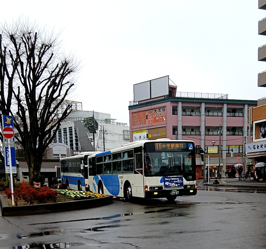 hapi44's tweet image. 雨の小平駅。銀河鉄道バスのサンタ🎅バス。