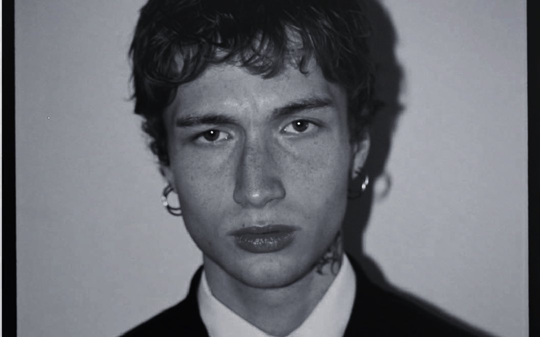 ⠀⠀⠀⠀⠀⠀

 ⠀⠀⠀⠀⠀ 𝗛𝗔𝗕𝗜𝗧𝗔𝗖𝗜𝗢́𝗡 𝟯𝟮𝟰.
⠀⠀ ᅠᅠᅠᅠᅠ⠀

español, veintisiete años.
socio de paradox, un club de alterne.
tiene adicciones, se ha alejado de toda su familia.
𝑓𝑐: 𝑜𝑝𝑐𝑖𝑜𝑛𝑎𝑙