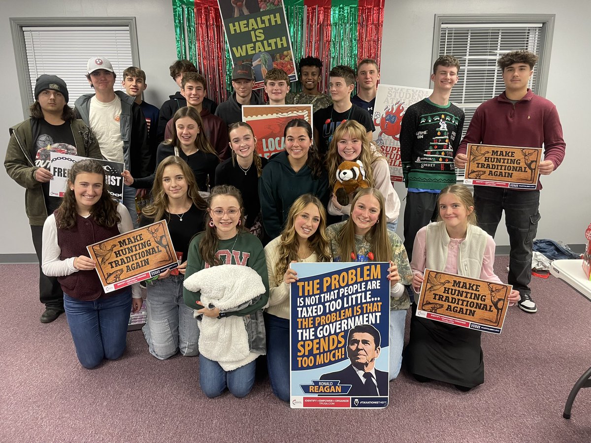 lakiederrick's tweet photo. Tri-Cities knows how to celebrate freedom the festive way🇺🇸

Club America Tri-Cities rang in Christmas with gifts, good company, and an #AmericaFest watch party to remember?

#christmas #usa #conservative https://t.co/KfXtlvhbex