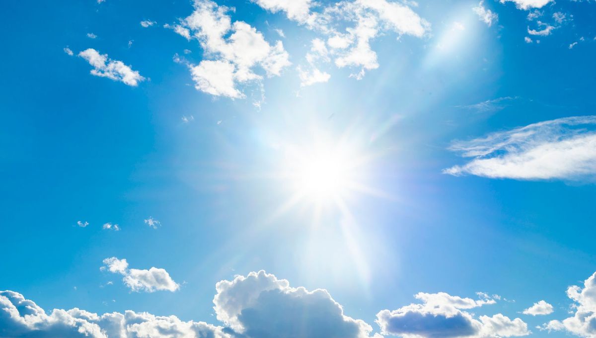 🇫🇷❄️☀️🌖 L’arrivée de l’hiver veut également dire plus de lumière ! La saison commence le jour le plus court de l’année, avec la nuit (sombre) la plus longue. 

Bonne nouvelle donc : le soleil se couchera de plus en plus tard jusqu’à cet été ! 🥳