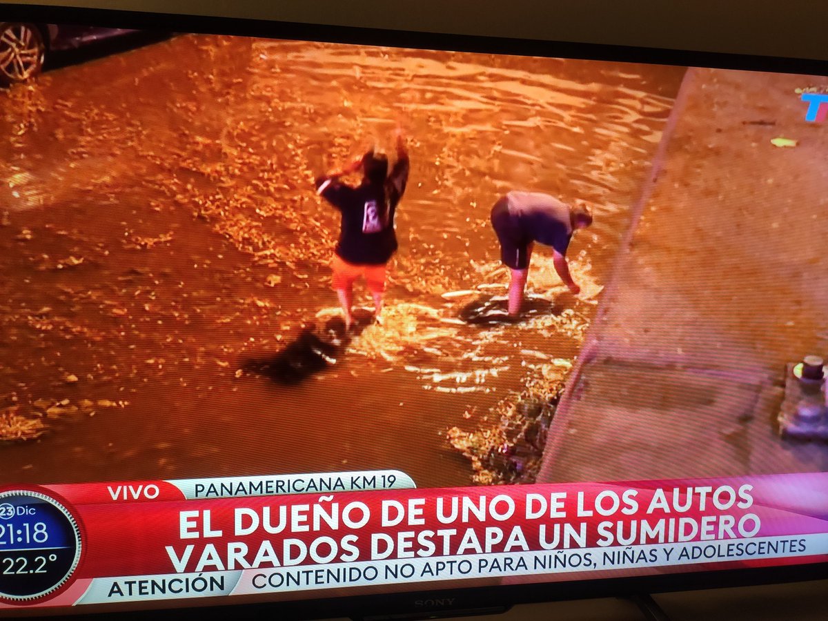 animartino's tweet image. El dueño de un auto, al que le llegaba el agua al techo, destapa con la mano el sumidero de la colectora y el agua se escurre. 
El personal no lo hace porque no tienen las botas reglamentarias. Docenas de autos bajo el agua. 
Autopista con peaje.