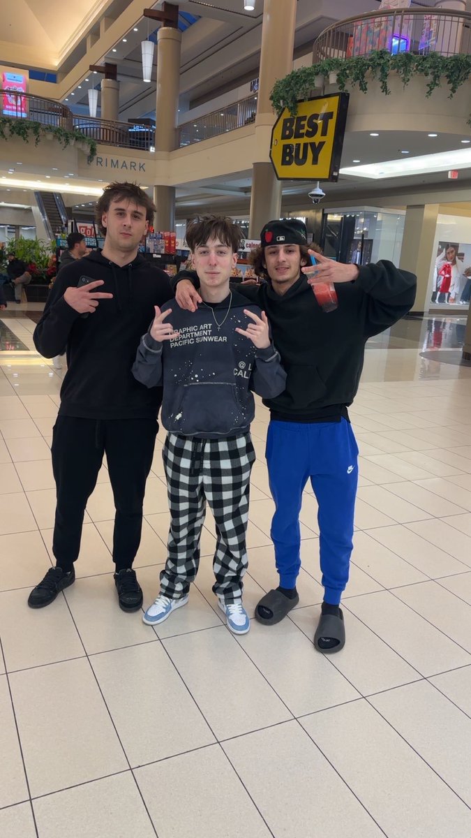 R4GEWithin's tweet photo. A Day Out with the homie R4GE Polo an they met @PeterbotFN 👀 https://t.co/kbRpSzht1m
