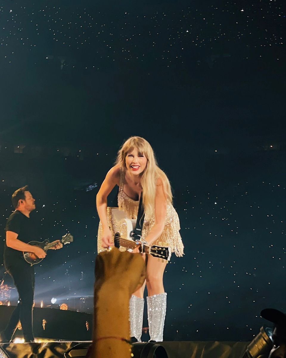 tsawdr's tweet photo. thank u taylor, for everything. i love you 😭 #TheEndOfAnEra ❤️‍🔥 https://t.co/Yja2kiT8JS