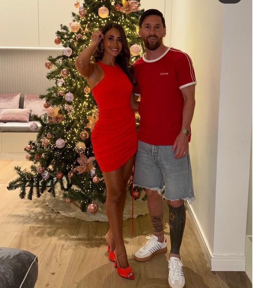 ElGolGarracol's tweet photo. Messi celebrando navidad // El suplente del equipo de la B en Colombia, celebrando navidad https://t.co/0CtH9RHHJ0