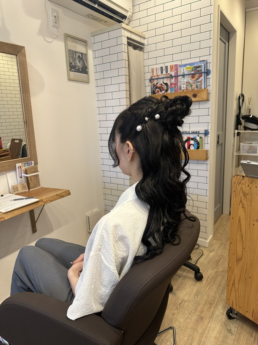 MDreiDW's tweet photo. 私は友達の結婚式にヘアアレンジ出来ます！て言ってる店予約して
1枚目の画像見せて出来上がったのがこれだった。5500円払ったこれで笑
そんでびっくりするのが
「ブログにお写真載せてもいいですか？🫢」って言われたこと
これを自信げに写真撮ってたのまじで怖すぎて、美容師信じれなかった笑
ワックス、ケープでガチガチだったし、結婚式まで時間無かったのに家帰って、巻いてる部分シャンプーして巻き直した。笑

巻く前からワックスつけててコイツまじかって思った😇
