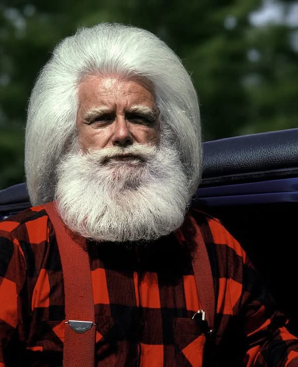 DeebsFLA's tweet image. When middle aged guys accidentally use their wives' expensive shampoo and conditioner: