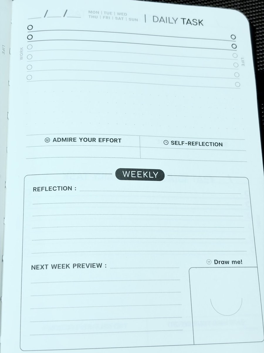 whitechickpink's tweet photo. หลังจากมีผู้ใหญ่แนะนำให้ลองฝึกเขียน review, reflection, planner, to do list
ก็โชคดีมี planner เล่มเก่าที่ผู้ใหญ่อีกท่านให้มาแต่ยังไม่ได้ใช้ เลยหยิบมาลองเขียนๆ ซึ่งก็จะมีคำถาม มีอะไรให้ฉุกคิด ตั้งคำถาม ให้คะแนน แบบสัปดาห์ แบบเดือน อะไรในเล่มด้วย

พบว่า ดีนะ มันเหมือนว่าเราได้ให้เวลากับตัวเอง คุยกับตัวเองอย่างเงียบๆ บางทีนึกสงสัยเกิดคำถามกับตัวเอง ก็เปิดย้อนกลับไปอ่านตัวเองในอดีต อ่อ ตอนนั้นคิดยังไง รู้สึกอย่างไร ภาพมันชัดกว่านั่งนึกลอยๆพอสมควร (แนะนำลงทุนในความเงียบกับตัวเองตอนเช้าๆ)

ส่วนพวก to do list อันนี้ก็ดี พอลองเขียนออกมา เลือกสิ่งสำคัญ และก็มีหน้าเช็คสะสมด้วยว่าได้ตามเป้าหมายมั้ย พอเปิดดู โหว เราก็สะสมควา สำเร็จมาไม่น้อยเลยแหะ

สำหรับปี 2025 สิ่งที่ตั้งเป้าหมายไว้ตอนต้นปีก็ ถึงหมดแล้ว บางเป้าหมายก็เกินคาดไปมากด้วย 😊
