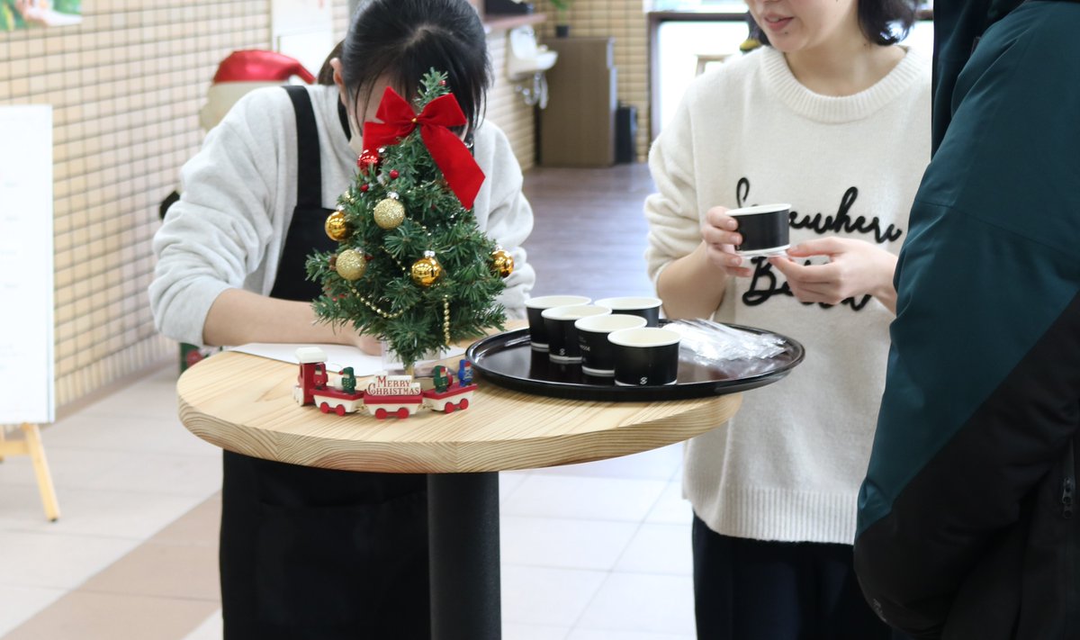 12/23（火）、親睦企画「ラテアートワークショップ」を開催☕lit coffee serviceさまを講師に迎え、学生たちは本格ラテアートを体験。 nanacafe特製アフォガードの無料提供もあり、年内授業最終日を楽しく締めくくりました🌟