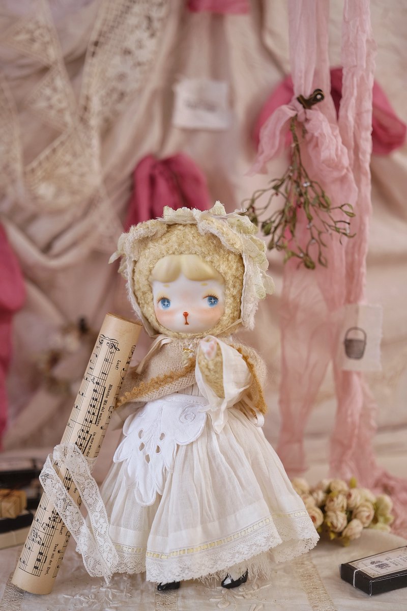 QLY_work's tweet photo. ビスクのBebeちゃん🎄
クリスマス向けワンオフ作品です🎁

雪・鈴・星・ヤドリギをモチーフに、瞳は星のように輝き、靴下とヘアバンドにヤドリギの模様・手造花、白いドレスは生地からディテールまでとにかく高級感にこだわりました♪

日本通販抽選で1体ご用意✨

#QLYwork #QLYisland #bebebear https://t.co/qFdG9Ihcc8