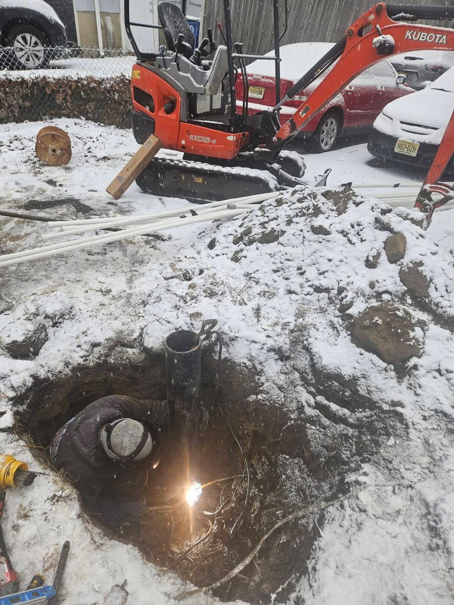 timmyhudak123's tweet image. What a fun snowy work day. #welder #wellguy  #fordcrane