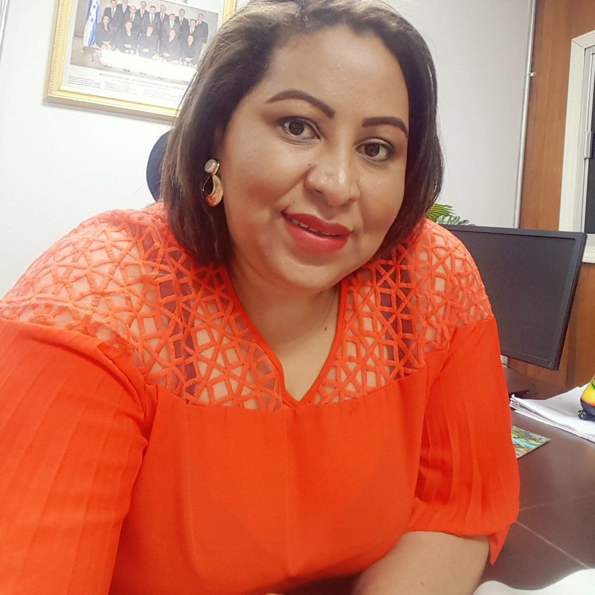 Esthefany_Guz1's tweet photo. La firma de Telma Martínez, secretaria del CNE, avalando los resultados a favor de Nasry Asfura, representa una grave falta a la voluntad popular. Honduras merece elecciones limpias y transparentes.🚨⚠️ https://t.co/1dY7OUbWoQ