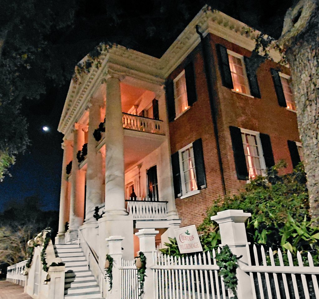 nolacampanella's tweet photo. Christmas in Natchez. https://t.co/57zx3UNHED