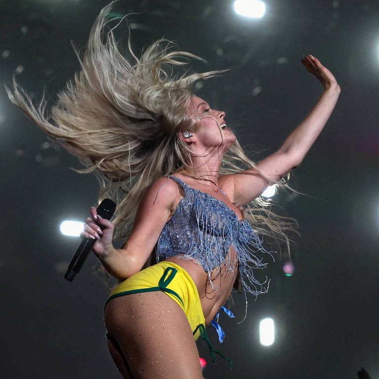 ZaraLarssonUSA_'s tweet image. Starting to feel like Zara has a real shot at performing at the 2026 Grammys…

Not only is she nominated with Midnight Sun but Lush Life is expected to hit top 15 on Global Spotify Charts in the next week.

She is a cultural phenomenon right now.