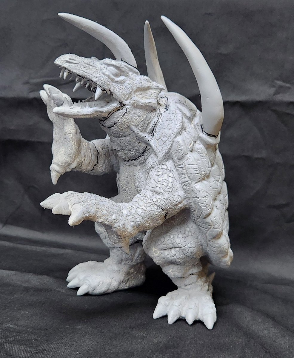 来年が55周年の【#帰ってきたウルトラマン】からマンション怪獣 #キングストロン！

好きな怪獣ですが、沢山の方が手掛けられている為、何かしらの特徴を付けたい…というわけで、劇中で一瞬だけ披露した、後ろ足での直立姿勢で立体化✨

#WF2026冬