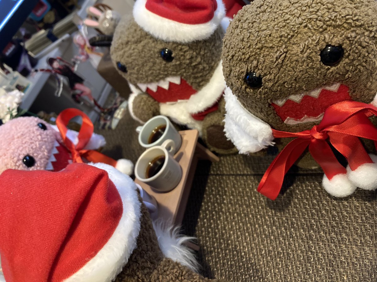 dddd_domo's tweet photo. クリスマスイブの朝非常にわいわいしてます
#domokun https://t.co/PMLvVIcKMA