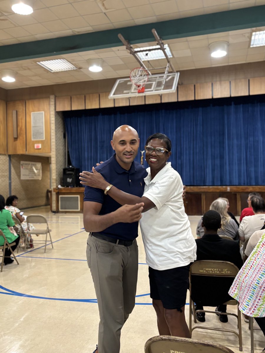 repscfigures's tweet image. As a freshman Congressman, I’ve had the chance to travel across Alabama’s 2nd District and meet the incredible people who make this district great. I’ve seen their dedication and kindness everywhere, from Phenix City to Montgomery to Mobile. 

This holiday season, I’m truly…