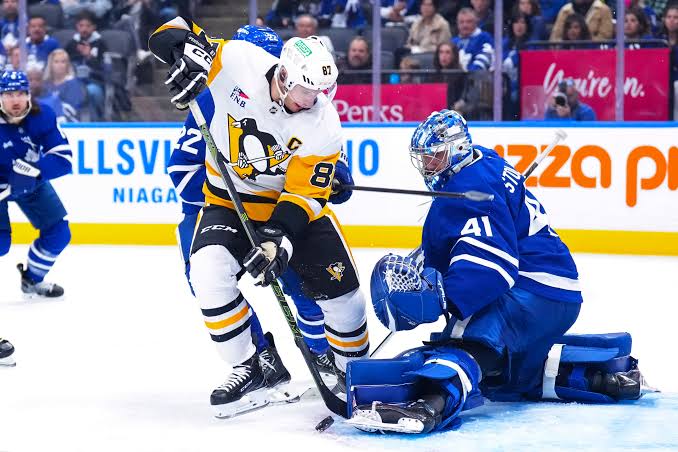 HockeyMaritime's tweet image. Sidney Crosby recorded an assist as the Pittsburgh Penguins lost 6-3 to the Toronto Maple Leafs.

Crosby has been clutch vs the Leafs, collecting points in six straight dating back to April 8th 2024.

#HockeyX #LetsGoPens #Crosby #NovaScotia