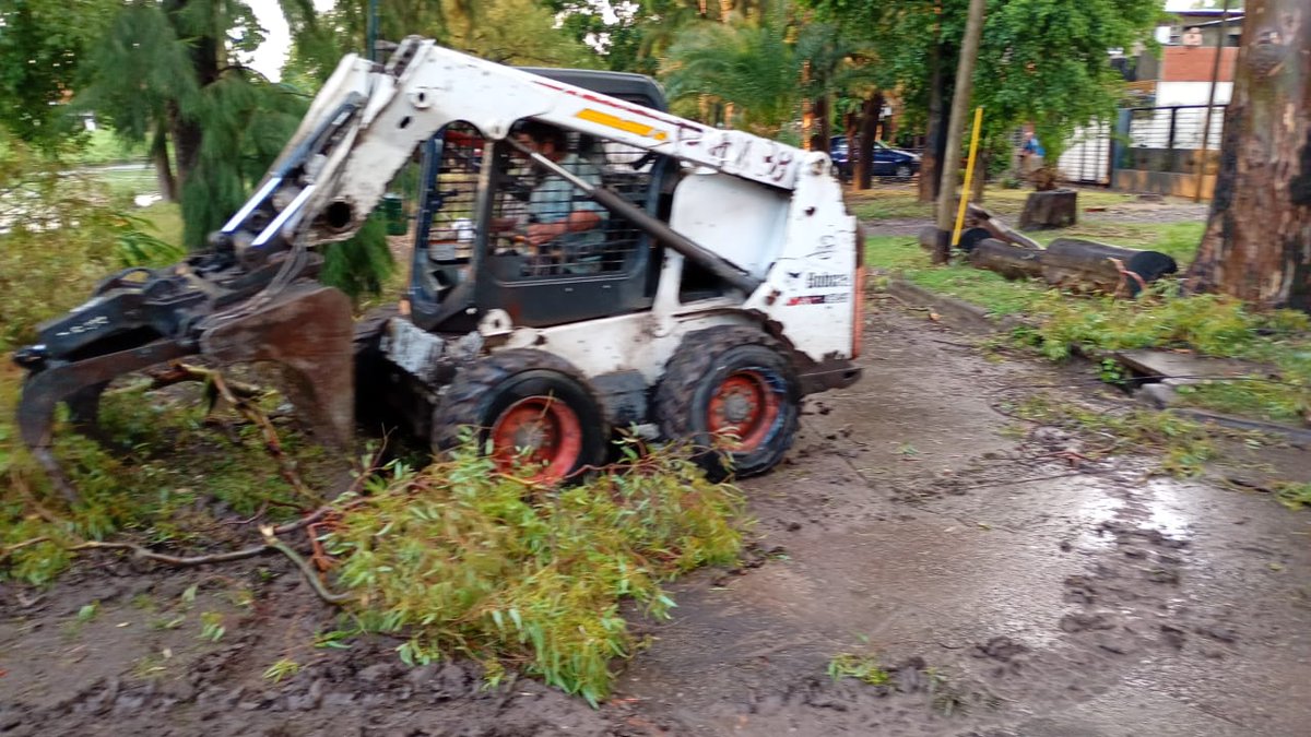 🔸En ese sentido, se reforzó el número de equipos de Defensa Civil, Desarrollo Social, Protección Ciudadana, Obras y Servicios Públicos, y Tránsito que ya están en las calles resolviendo los casos que dejó el temporal.