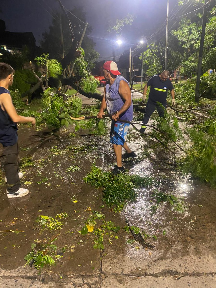 ⛈️Frente a la tormenta imprevista de este martes a la tarde, durante la cual cayeron 75mm en menos de 1 hora (más de lo que llueve en un mes), el Comité de Crisis de San Martín está trabajando en todos los barrios.