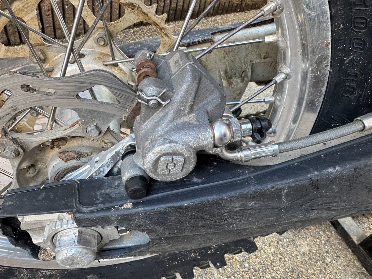 Laboyade's tweet image. 日曜は友達から譲ってもらったリヤキャリパー付けて走ったんだけどやっぱ穴の開いてないブレーキはイイね👍
坂で止まっても下がる事なかった🤣
あと新品のディスクガードも付けたんだけどイッパツでガチャガチャなった🥹