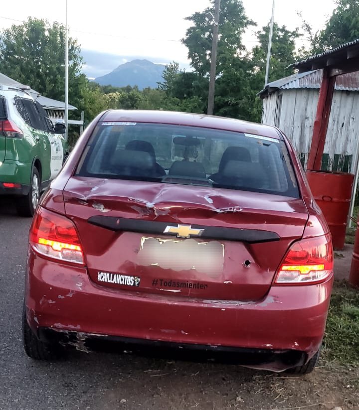 CarabNuble's tweet image. Con oportuna alerta de la víctima, Carabineros de Retén #Recinto detuvo a 2 de los sujetos que con violencia asaltaron camión repartidor. Personal siguió a vehículo usado en el ilícito e incautó 2 armas tipo pistola. Imputados, de 23 años y un adolescente, tienen prontuario.