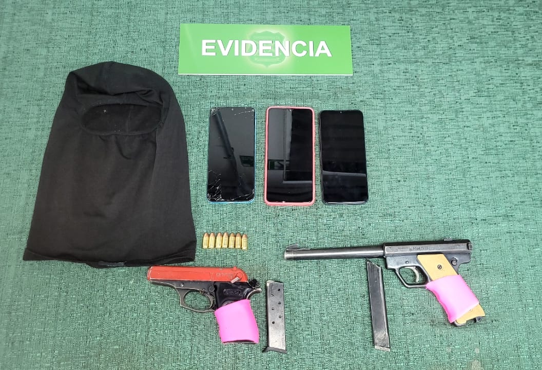 CarabNuble's tweet image. Con oportuna alerta de la víctima, Carabineros de Retén #Recinto detuvo a 2 de los sujetos que con violencia asaltaron camión repartidor. Personal siguió a vehículo usado en el ilícito e incautó 2 armas tipo pistola. Imputados, de 23 años y un adolescente, tienen prontuario.