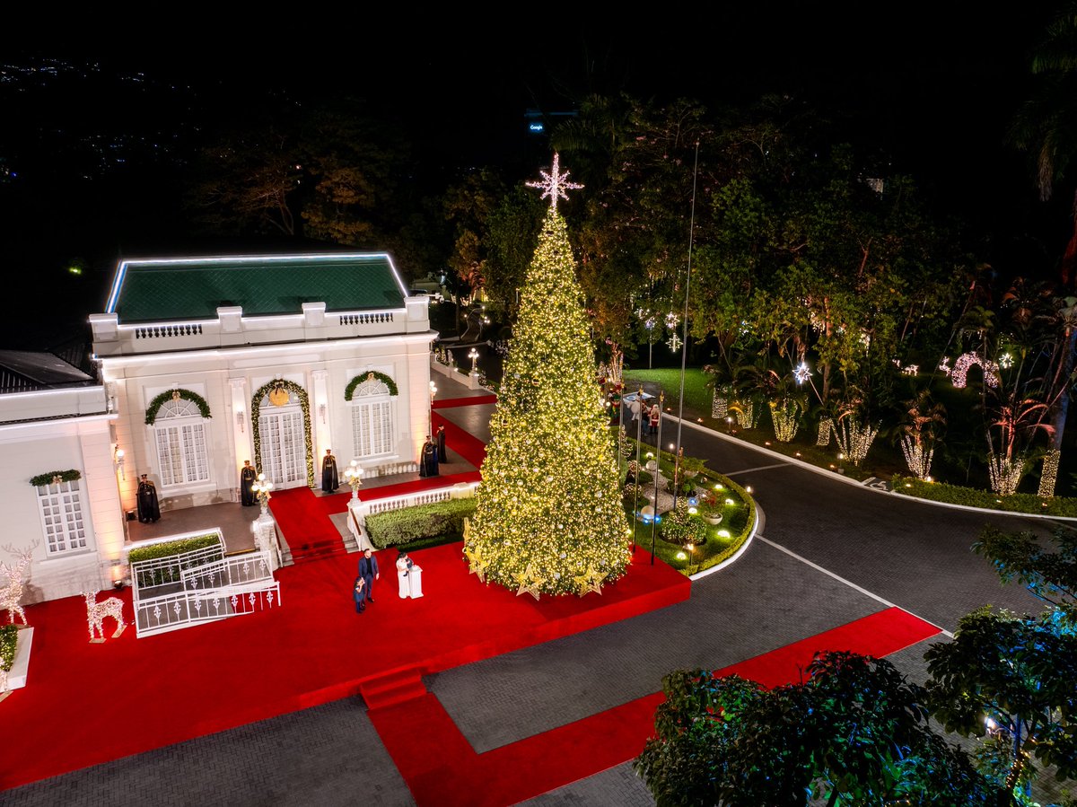 “Estamos en la víspera de Navidad y con ella llega un momento más para dar gracias a Dios. Gracias porque este ha sido un año bueno, un año que nos enseñó que cuando nos apoyamos, las cosas salen mejor”, Presidente <a href="/nayibbukele/">Nayib Bukele</a>. 🎄✨