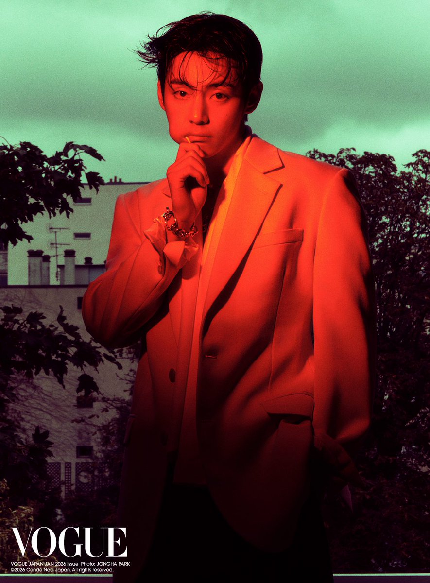 voguejp's tweet image. カバーストーリーのコンセプトは、90年代の映画。『レザボア・ドッグス』や『リプリー』など、当時の映画の中からお気に入りの作品を挙げた #V は、銀幕のスターの面影をそのまま目もとに宿し、静かに時間を巻き戻していくかのようだった。

 #V_VogueJapan…