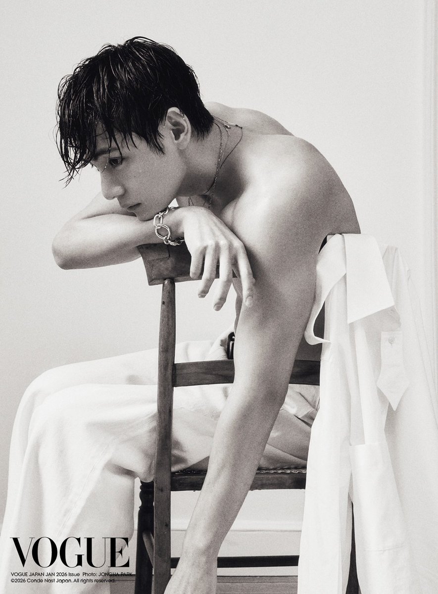 voguejp's tweet image. カバーストーリーのコンセプトは、90年代の映画。『レザボア・ドッグス』や『リプリー』など、当時の映画の中からお気に入りの作品を挙げた #V は、銀幕のスターの面影をそのまま目もとに宿し、静かに時間を巻き戻していくかのようだった。

 #V_VogueJapan…