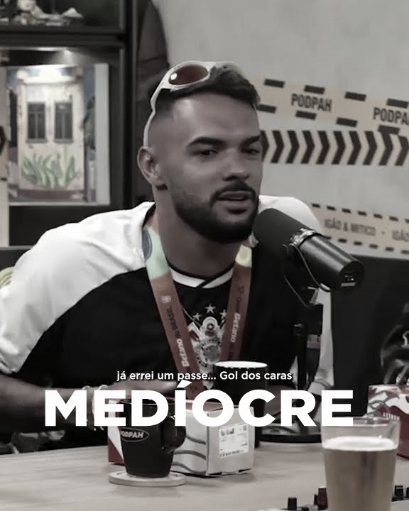 AnalisaCRVG's tweet image. Medíocre é assim mesmo | por @oficialverve_

Perder uma final dói. Dói sempre. O torcedor do Vasco conhece essa dor como poucos: ela faz parte da nossa alfabetização emocional. Mas há derrotas que terminam no apito final, e há comportamentos que ecoam muito além dele. 

O placar…