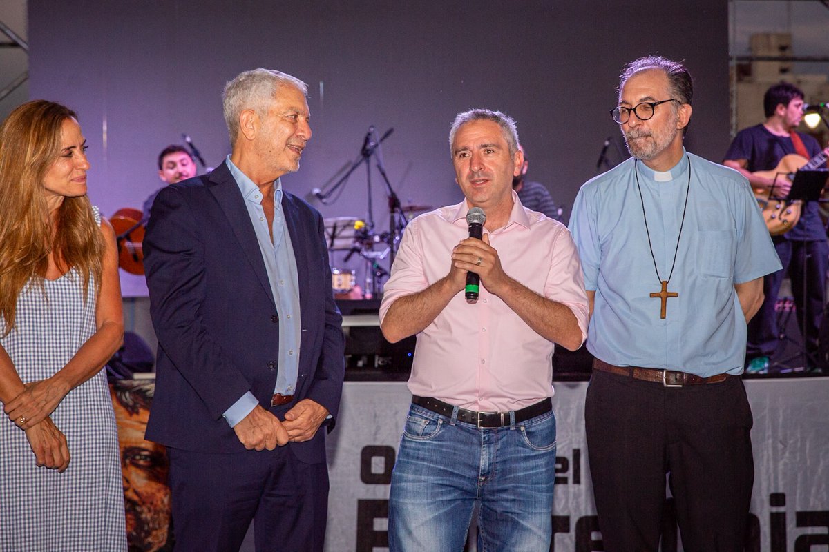 larroqueandres's tweet image. Acompañamos a Monseñor Gustavo Carrara en la “Navidad de los Humildes”, un encuentro solidario que tiene un valor muy significativo para la comunidad en este momento tan complejo que se vive en la Argentina.

Muchas gracias por haberme invitado, les deseo a todos una feliz…