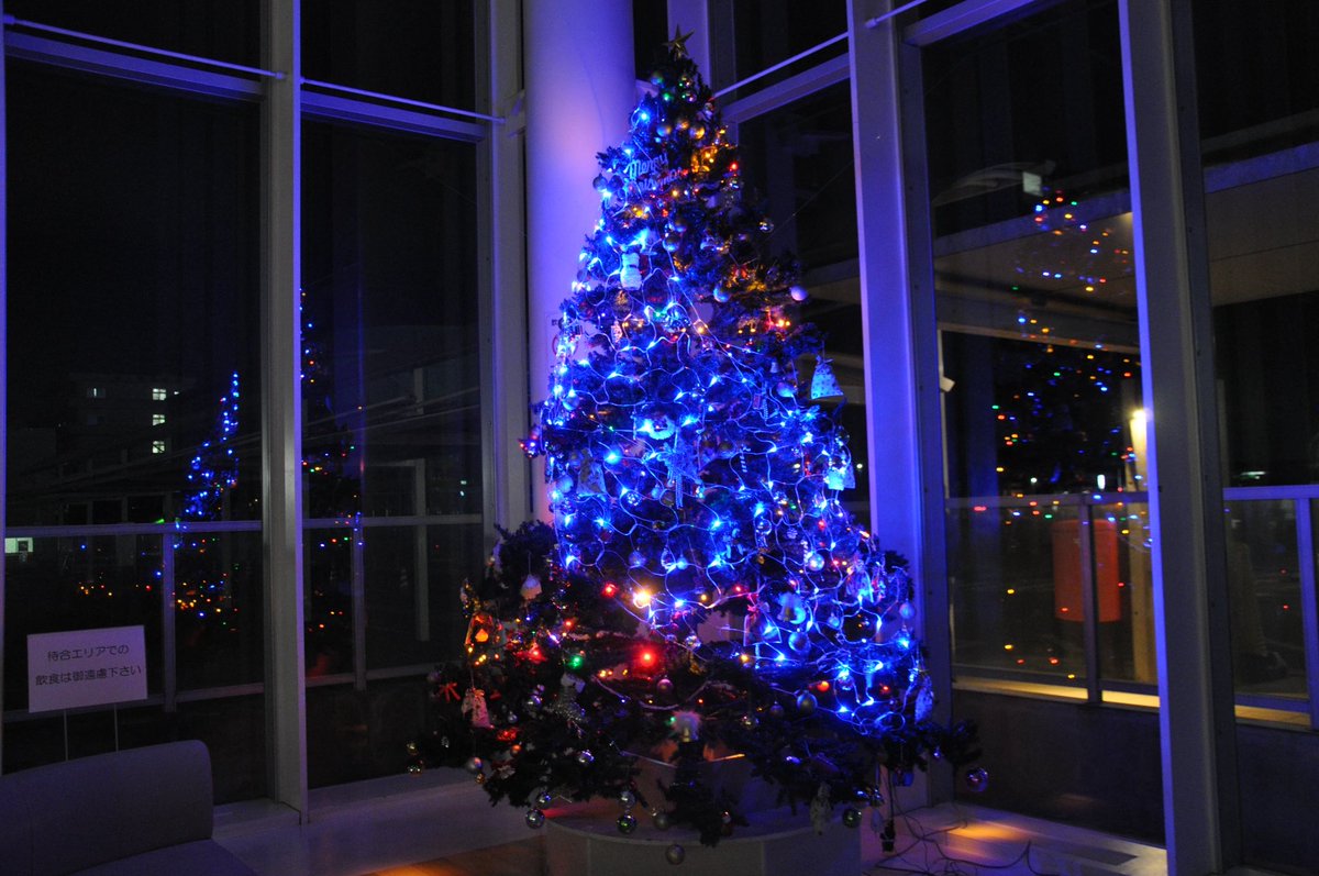 AGH_edu's tweet photo. 𝐌𝐄𝐑𝐑𝐘 𝐂𝐇𝐑𝐈𝐒𝐓𝐌𝐀𝐒🎄
当院はエントランスにツリーが飾られ、クリスマスの空気を楽しんでいます🌟
いつもお世話になっている塩尻Dr.🎅と坂本Dr.🦌もクリスマス仕様に⁉️
先日の新研修医歓迎会もあり、ますます盛り上がっている当院に今後ともご注目を👀
 #メリクリ 
 #初期研修医 
 #医学生 https://t.co/919NDQW9m1
