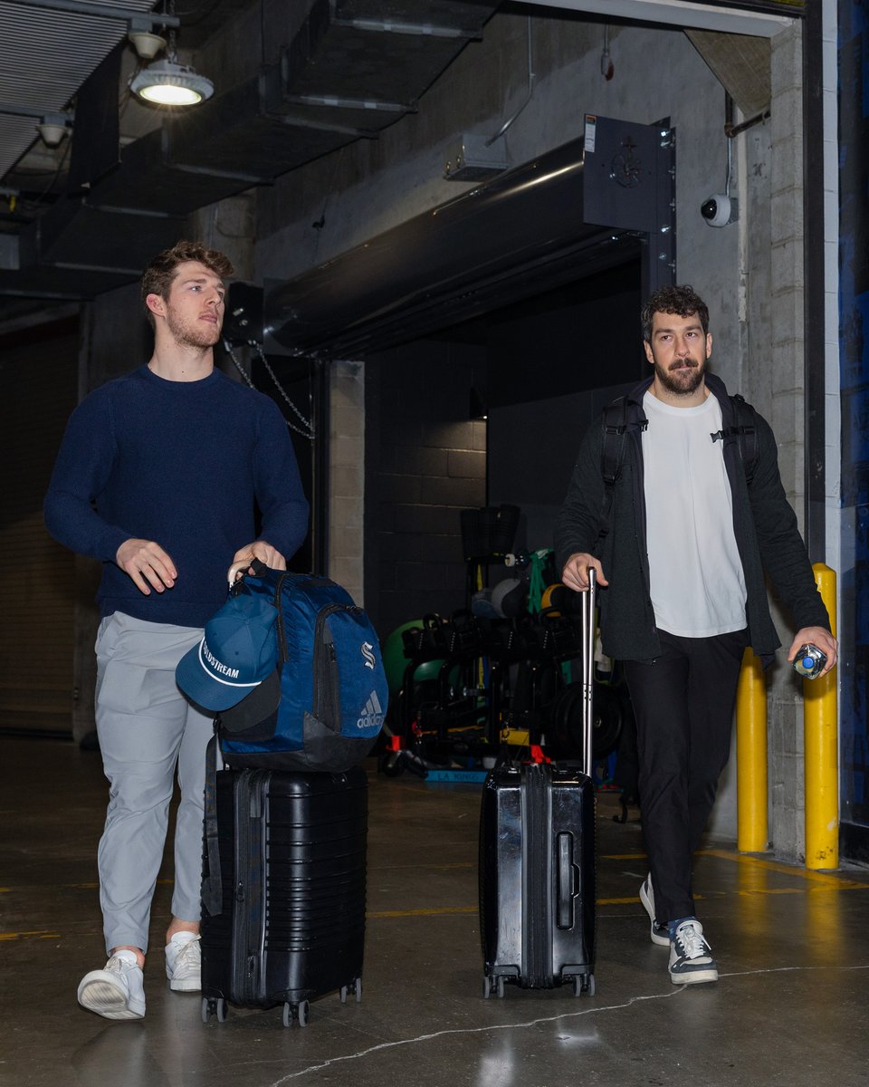 and the award for best cast goes too *drum roll plz 🥁*