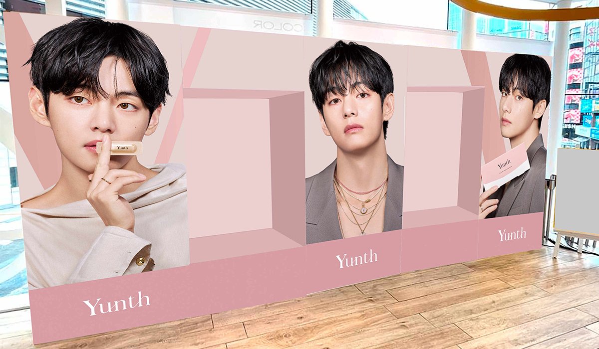 yunth__official's tweet photo. ＼新宿にYunthのPOPUPストアがOPEN！💗／

アインズ＆トルぺ新宿東口店にて、本日10時よりYunthのPOPUPストアがオープンします。

店内外には、表情やスタイリングが異なる多彩なバリエーションのYunthとVさんビジュアルが掲出され、必見の空間となっています。
また、@ cosme POP UPにて限定発売し大好評だった“オリジナルノベルティ付き限定セット”が待望の復活をします！

📍  アインズ＆トルぺ新宿東口店
🗓️ 12/26（金）〜1/8（木）

年末年始のお出かけの際に、
ぜひお気軽にお立ち寄りください！

＃Yunth ＃V