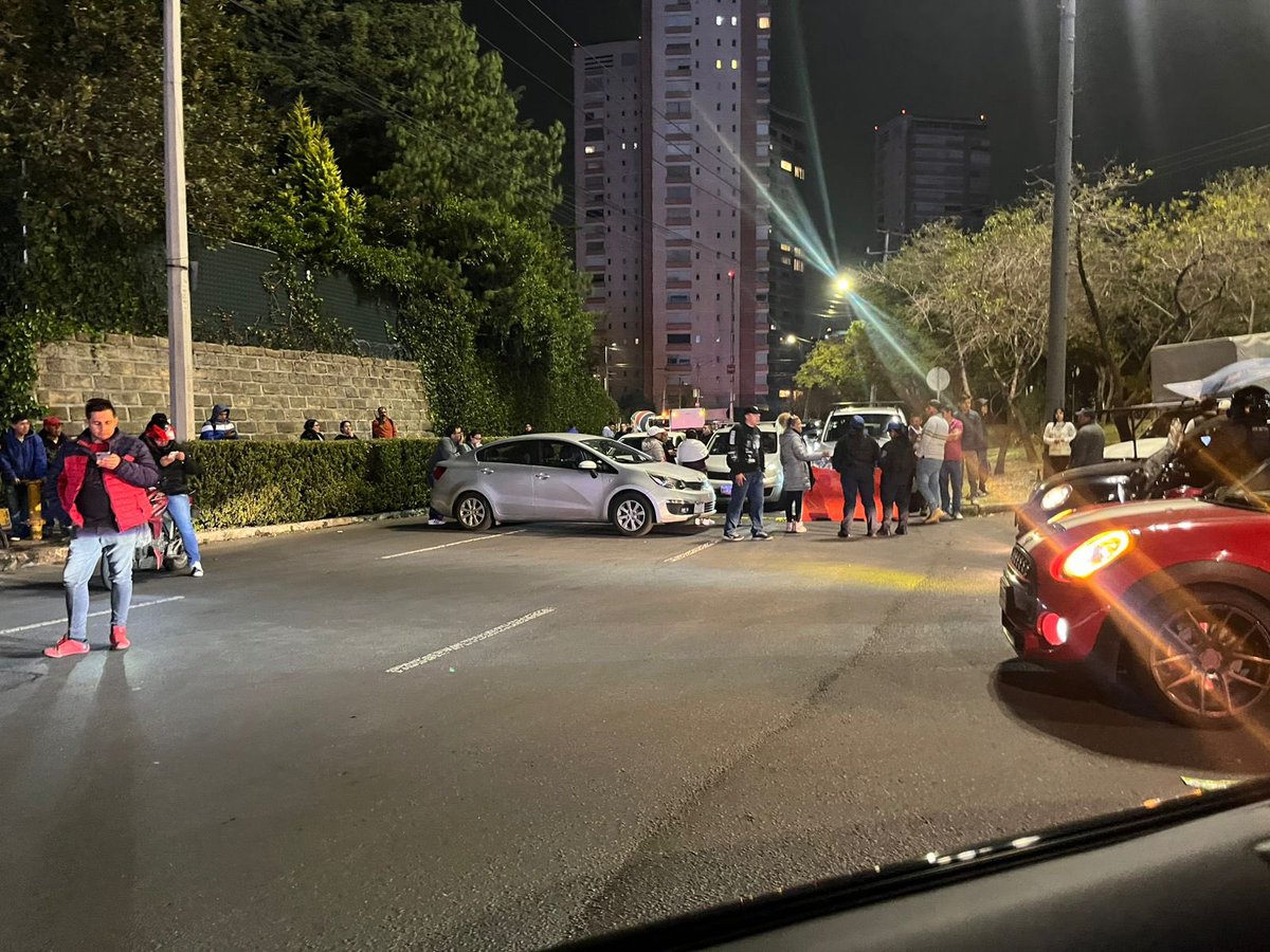 Pauoccelli's tweet photo. @CuajimalpaGob @CuajiProgresa @parcicuajimalpa @SSCiudadana @LaSEMOVI @carlosorvananos 
10 personas de cada lado tienen tomada bosques de reforma ! Porfavor manden apoyo https://t.co/f8b2x3eujW