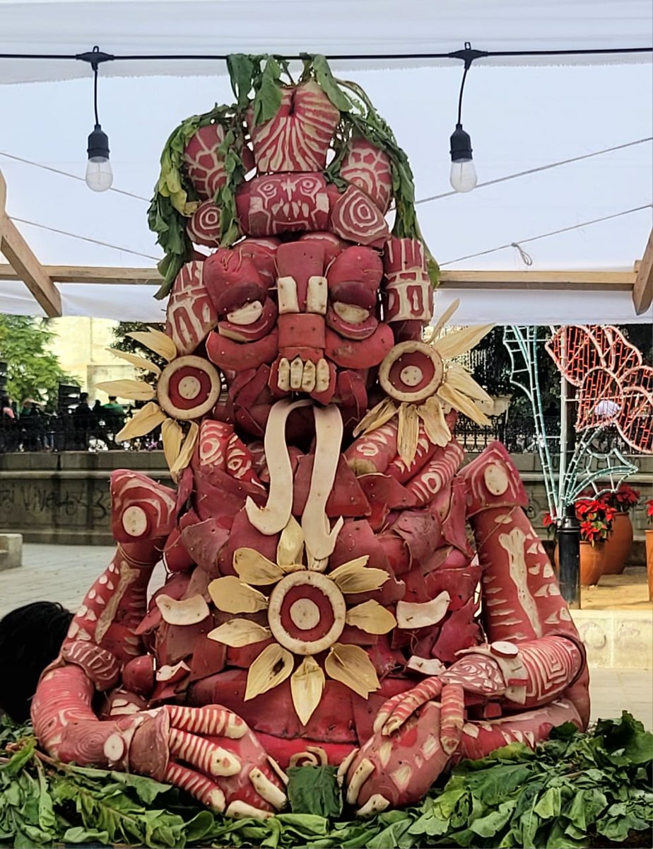 SusanaHarp's tweet image. Hoy se lleva a cabo la Noche de Rábanos en la ciudad de Oaxaca, como cada 23 de diciembre.

Desde 1887 se realiza esta actividad en la que se esculpen figuras ornamentales, ya que los puestos que entonces vendían hortalizas en el mercado de Vigilia de la Navidad eran adornados…