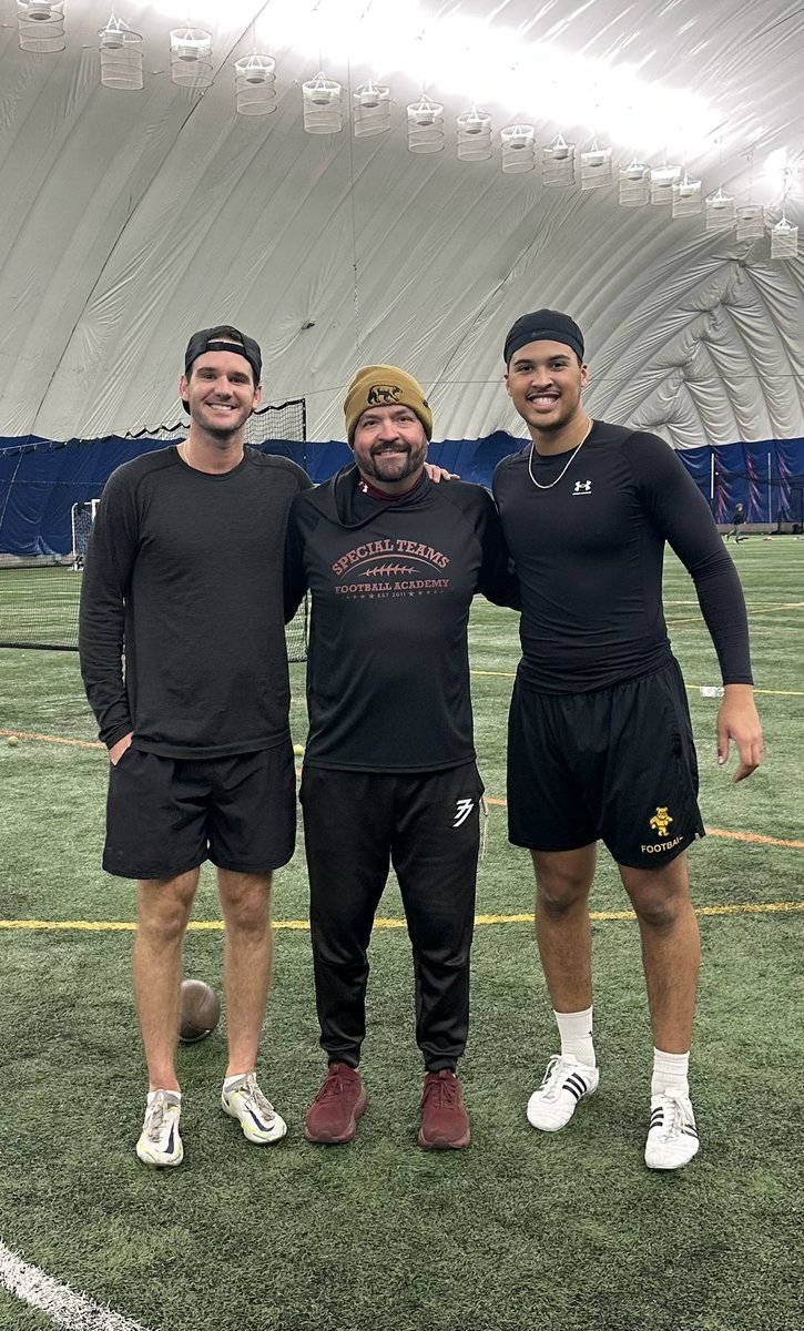 SpecialTeamsFB's tweet photo. Always enjoy a tune up lesson when @macbrown854 is in town!  Real fun training you!  

Great job to you and @Jaymeson_Travis 👟💣 https://t.co/IBuUFGRhvR