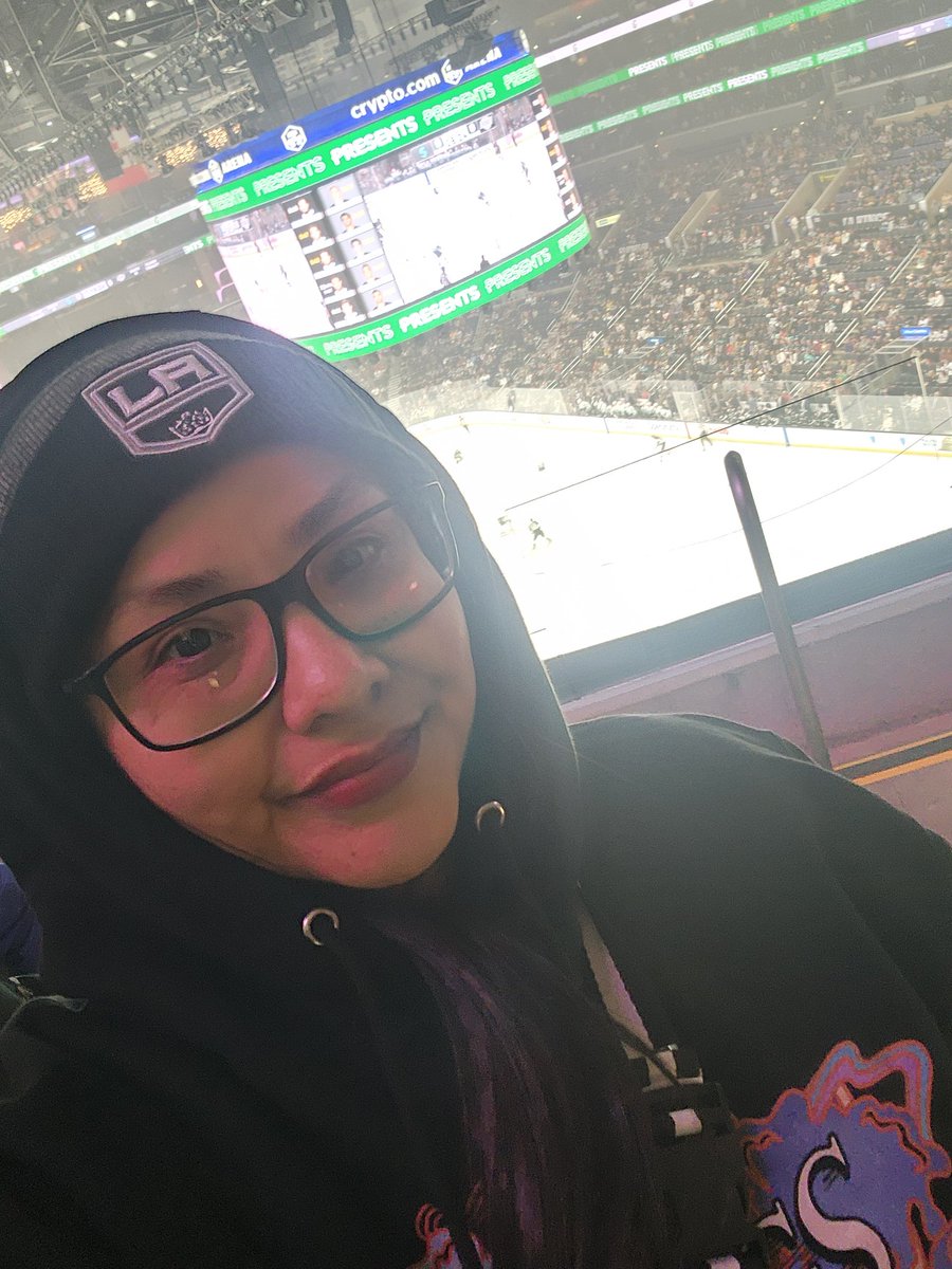 Lilacate's tweet photo. Go @LAKings Go! 🖤🩶🤍 https://t.co/QhqFE6b98X
