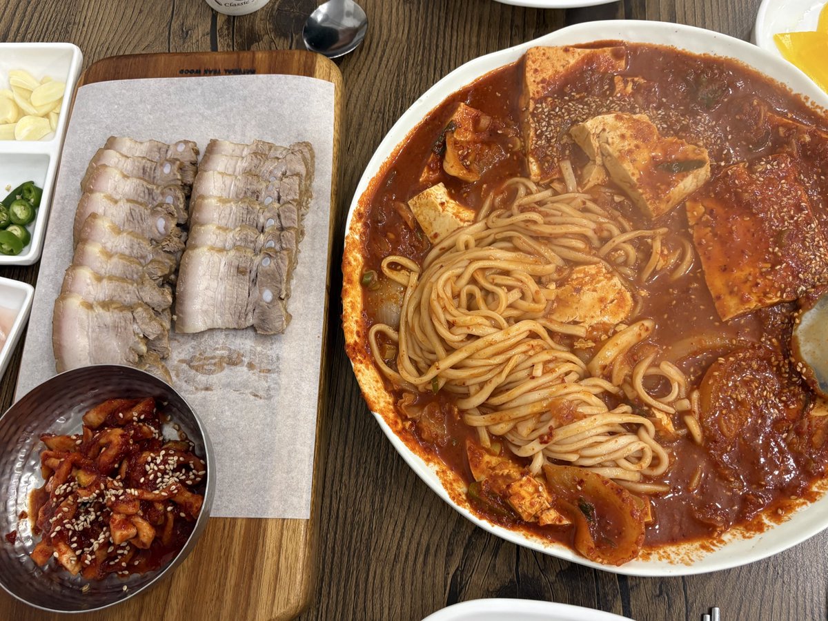 대추나무칼국수

대전 두부두루치기에 수육은 
무조건 여기에요. ㄹㅇ
진로집, 광천식당보다 여기.. 꼬옥..