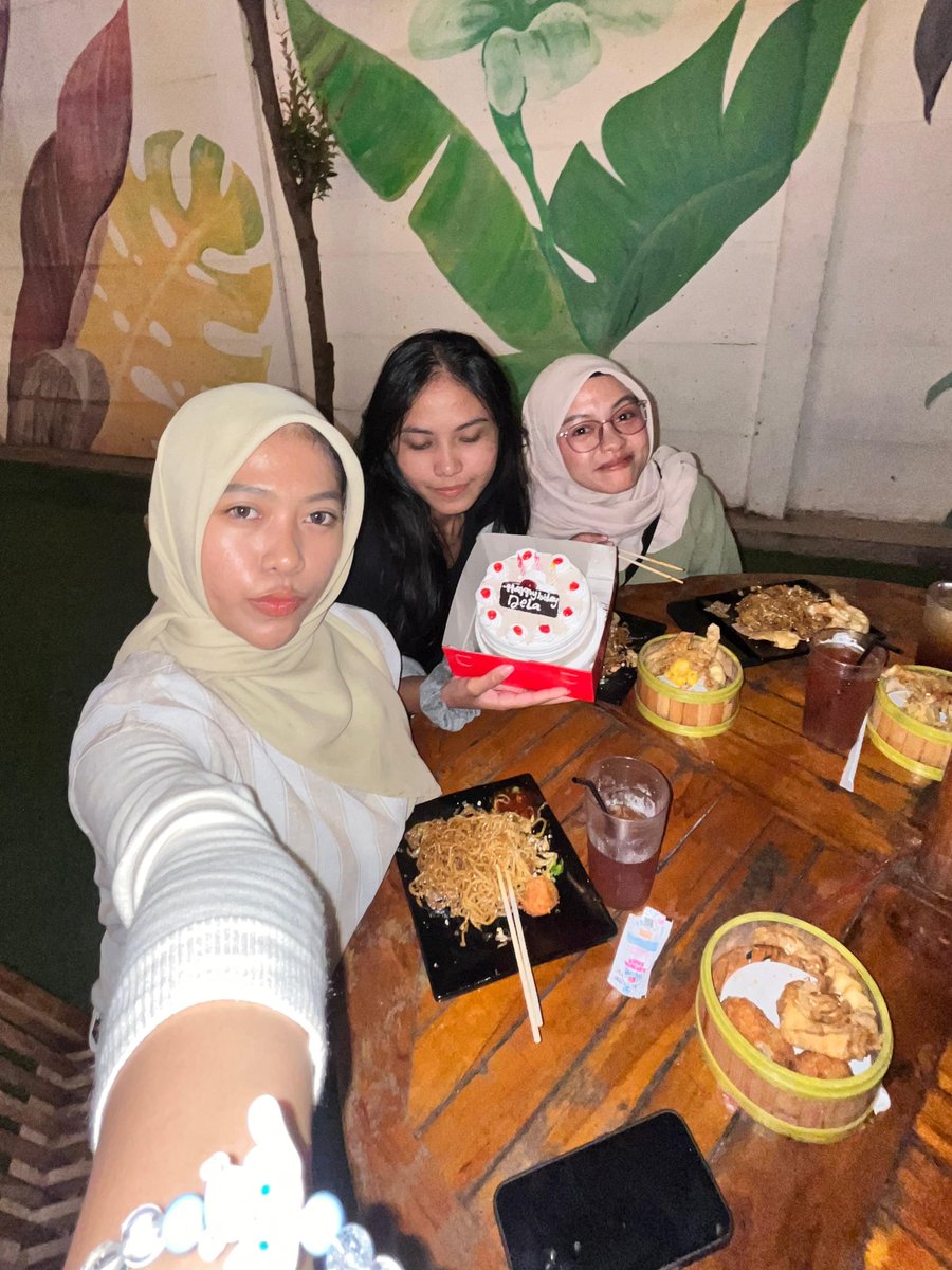 helloelaaa's tweet image. Late celebration, real happiness 🎂✨
thank u so muchh guyss😍