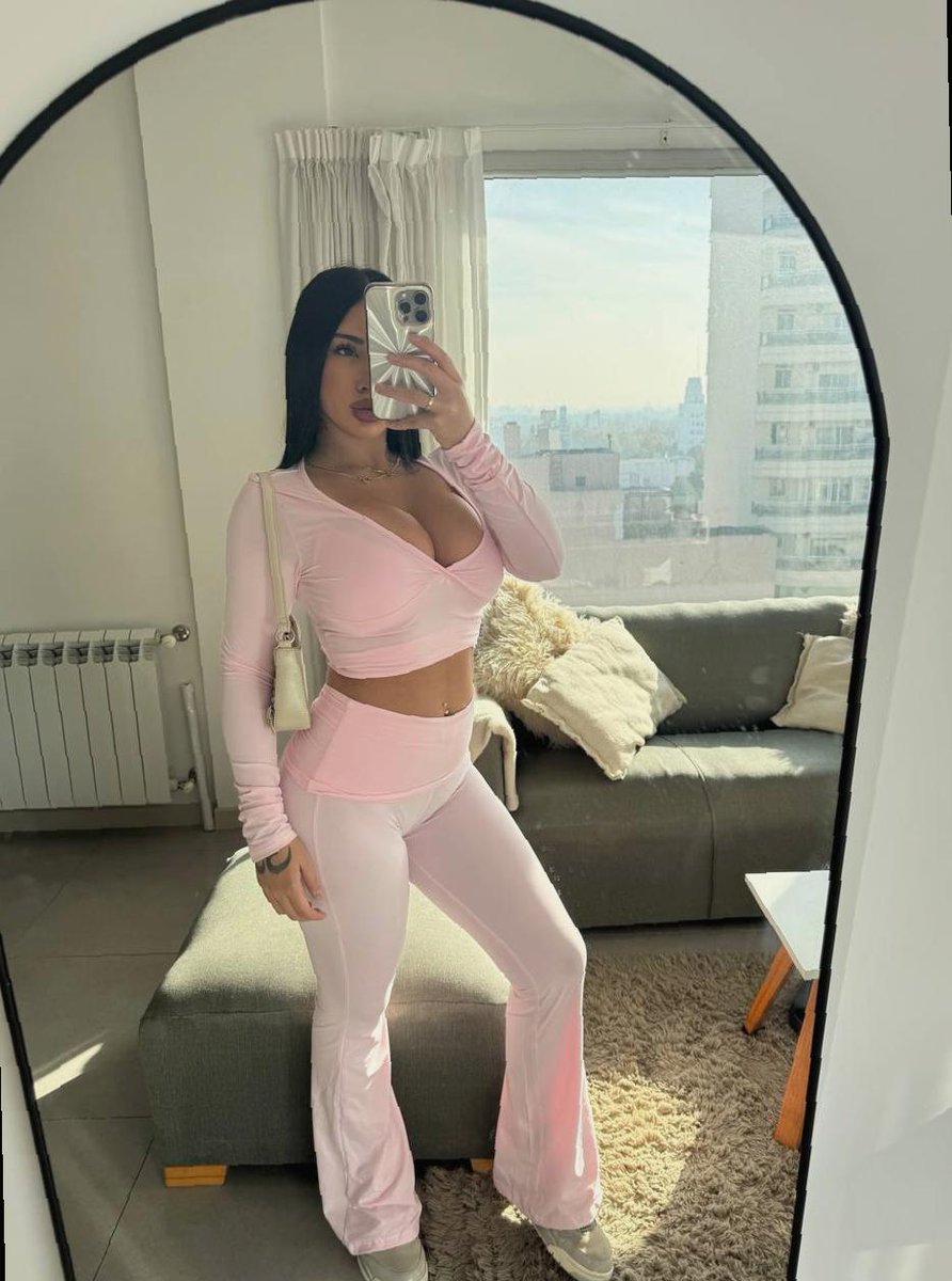 NePosad's tweet image. bought a peach lip gloss and now i think i can conquer exams 🍑